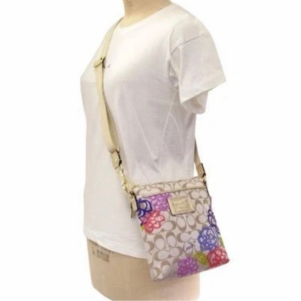 Coach Daisy Poppy Signature Floral Appliqué Swing Pack - Picture 3 of 4